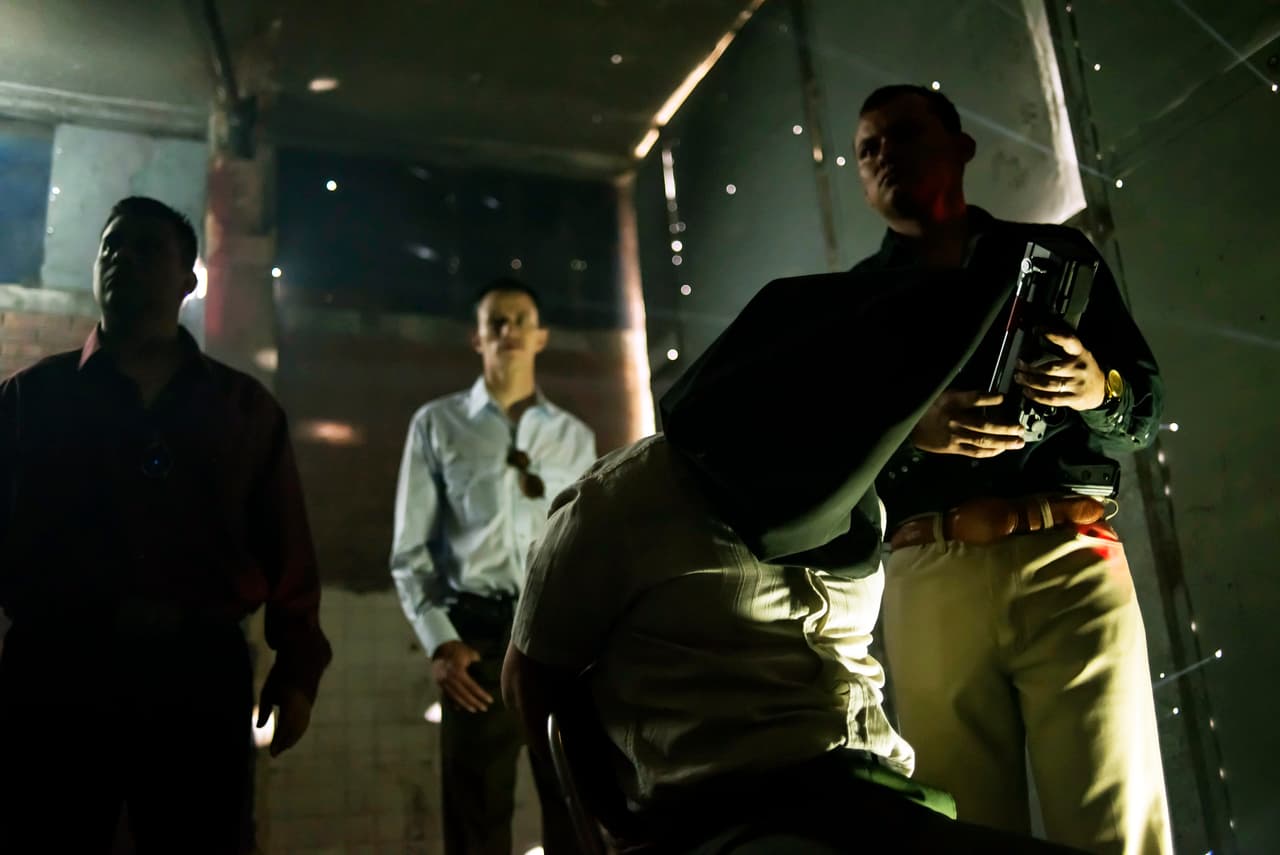 Al llegar a México, 'El Chapo' fue capturado por órdenes de don Miguel Ángel, quien estaba furioso con él por haber desobedecido sus órdenes.