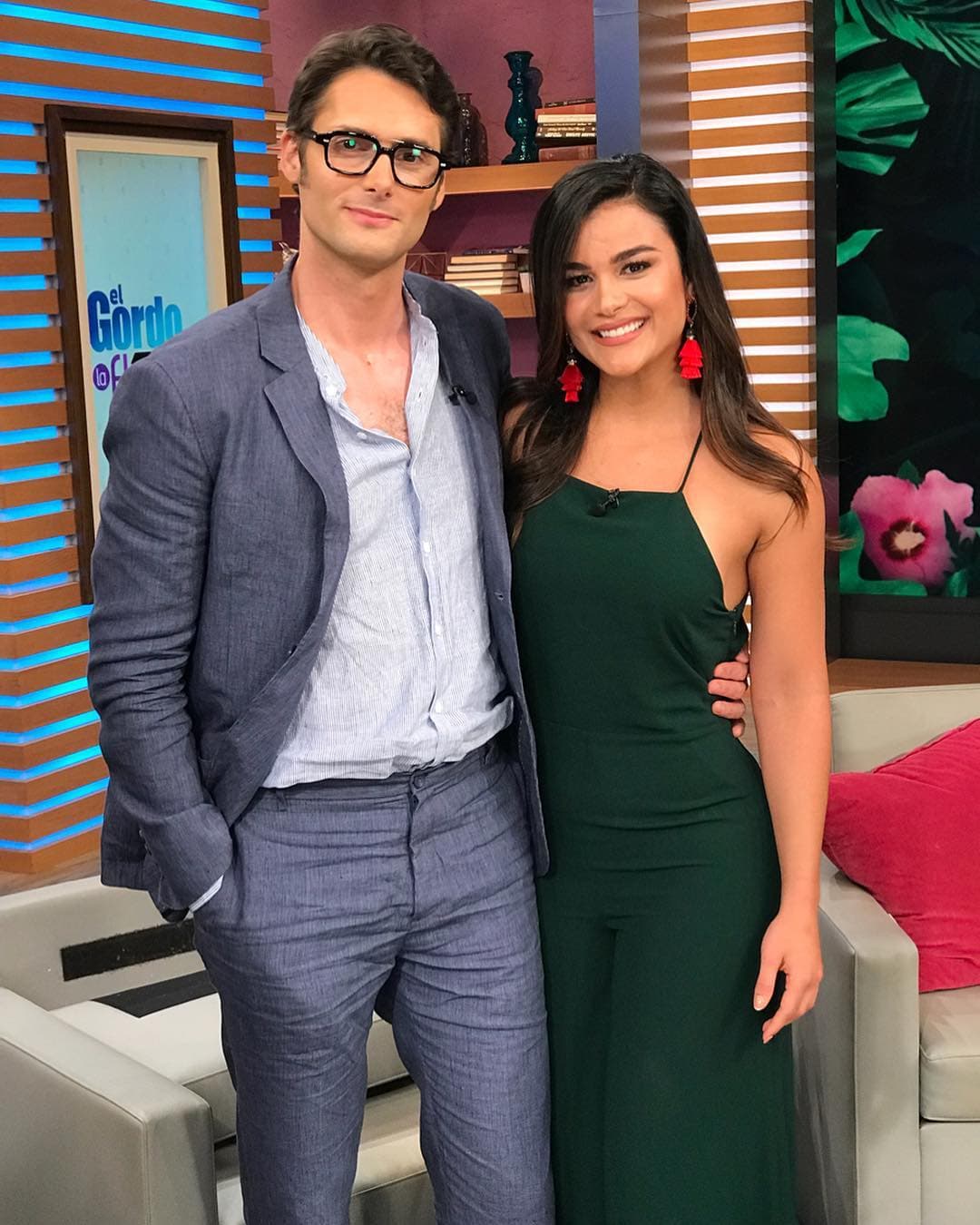 Sergio Mur trae a la vida a Teodoro, un personaje contrario a Valentín: reprimido y de personalidad estructurada, sin embargo, es considerado uno de los mejores partidos del pueblo debido a que es un ginecólogo brillante.