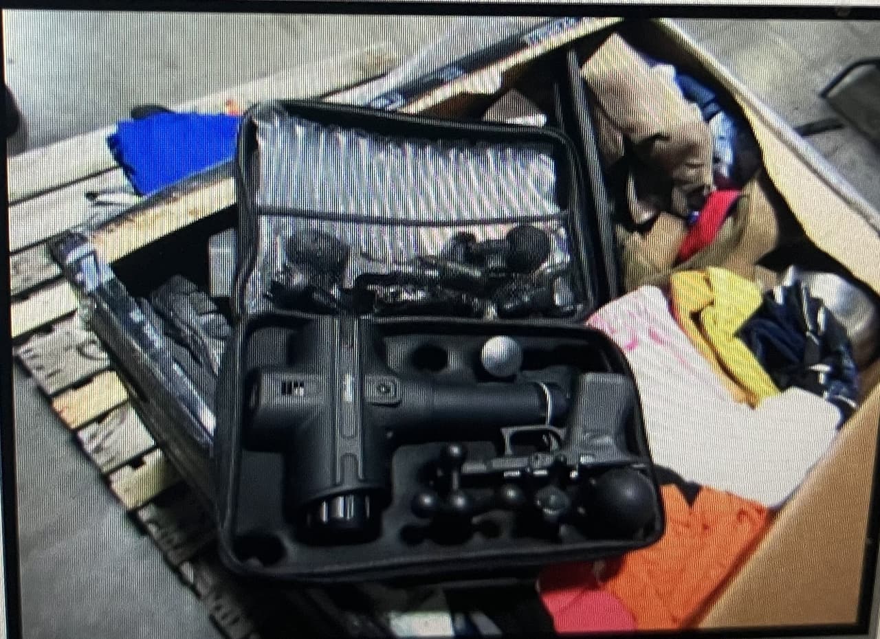 Ejemplos de decomisos recientes incluyen municiones camufladas en envíos de 
<b>artículos domésticos usados, escopetas y cartuchos de calibre 12, además de rifles, cargadores y accesorios</b> como miras, destinados a Honduras.
<br>