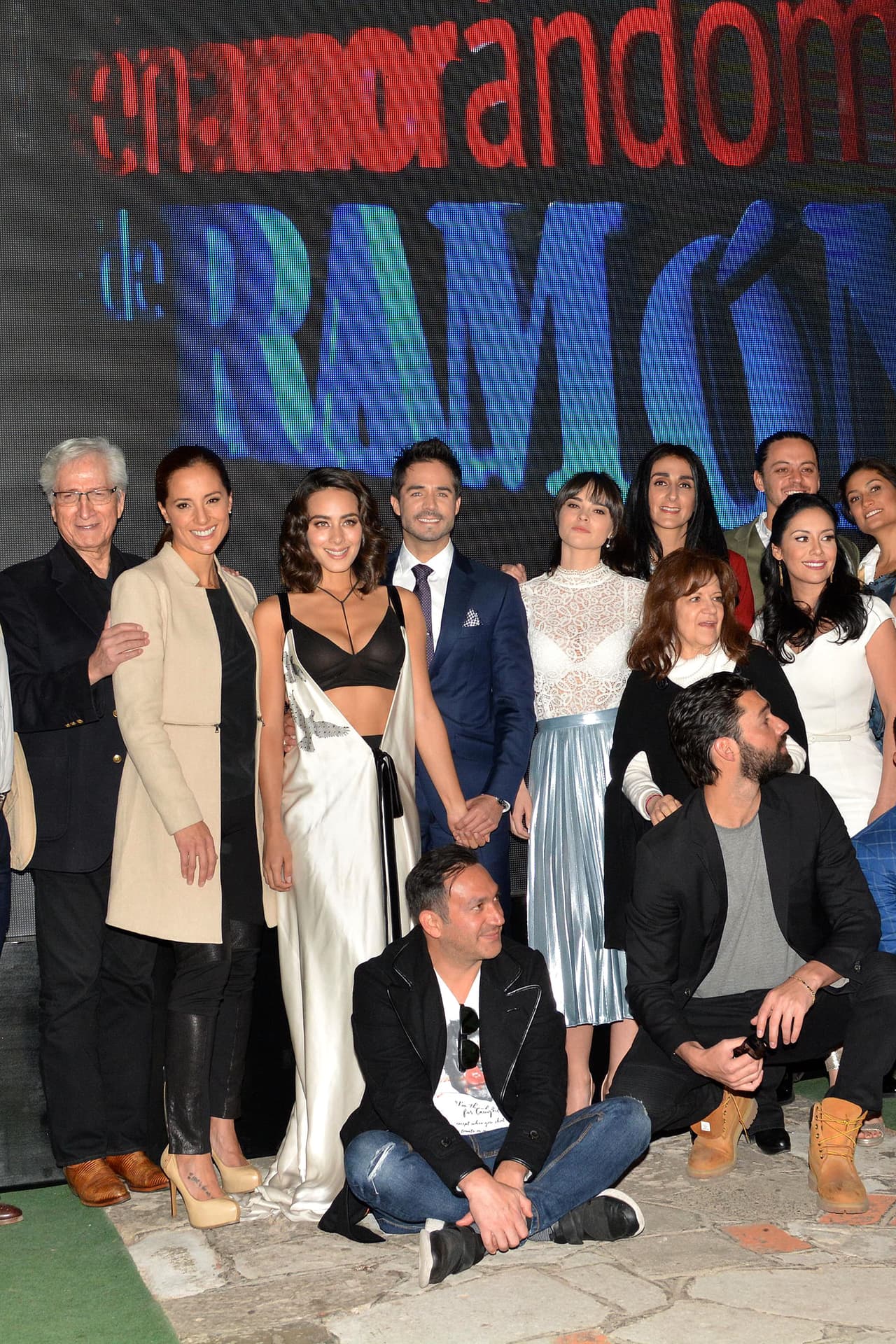 La historia es romántica con toques de comedia. 'Juana' (Marisol del Olmo) hereda un millón de dólares cuando sus patrones mueren en un avionazo, pero más que una bendición este dinero la llena de problemas. Su hijo 'Ramón' (José Ron) regresa de Tijuana y se enamorará de 'Fabiola' (Esmeralda Pimentel), quien es una de las hijas del matrimonio que pierde la vida en el accidente.