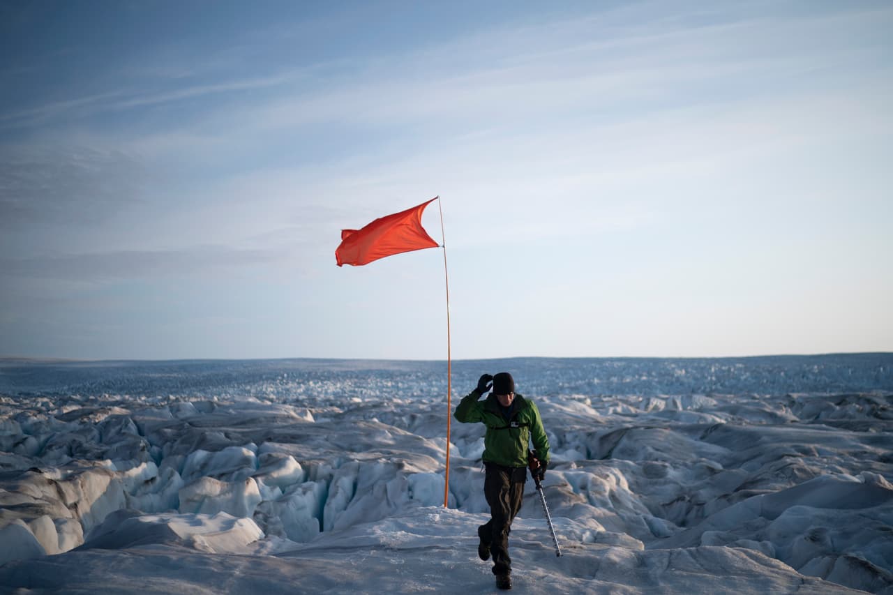<b>Para entender mejor tanto calor. </b>Un grupo de científicos de la Universidad de Nueva York trabaja en la zona para estudiar los nuevos patrones de deshielo y por qué se ha acelerado tanto en la última década. Se estima que todos los 28 glaciares groenlandeses se están encogiendo a un ritmo más acelerado.