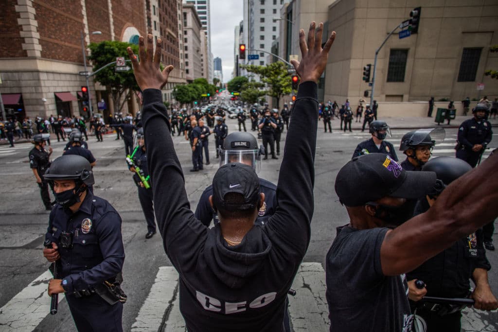Agentes de la policía de Los Ángeles conteniendo una protesta en mayo por la muerte del afroestadounidense George Floyd, en Minneapolis.