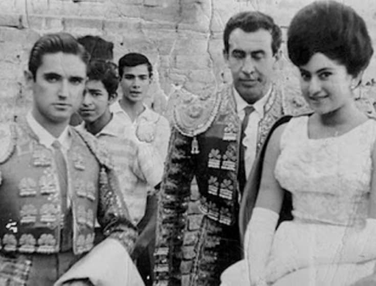 Manuel conoció en 1950 a Sara Flores, una mujer acaudalada que le dio dos hijos:
<b>Manuel</b> y
<b>Guillermo</b>.
<br>