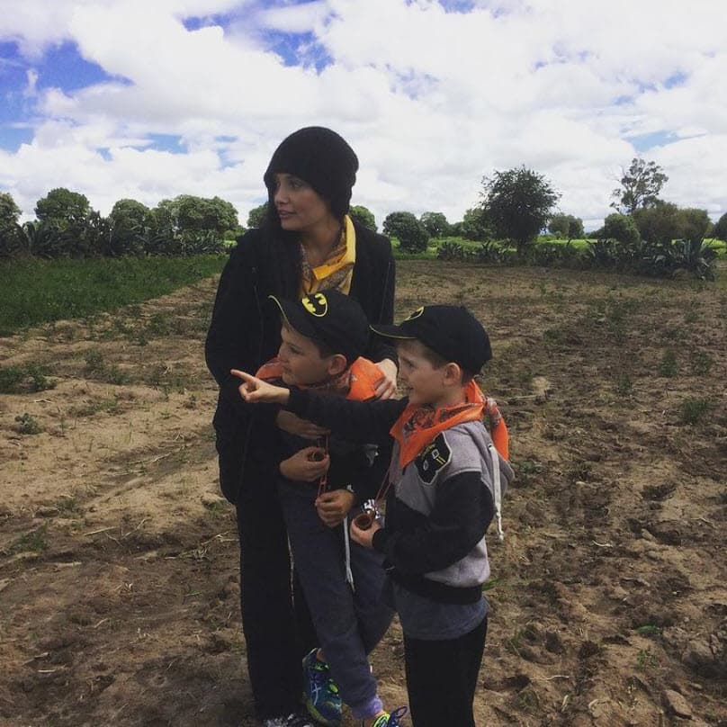 "Yo me llevo muy bien con ellos, incluso los siento como míos", y agregó en la entrevista con TVNotas que 
<b>le gustaría adoptar</b> en un futuro.
<br>