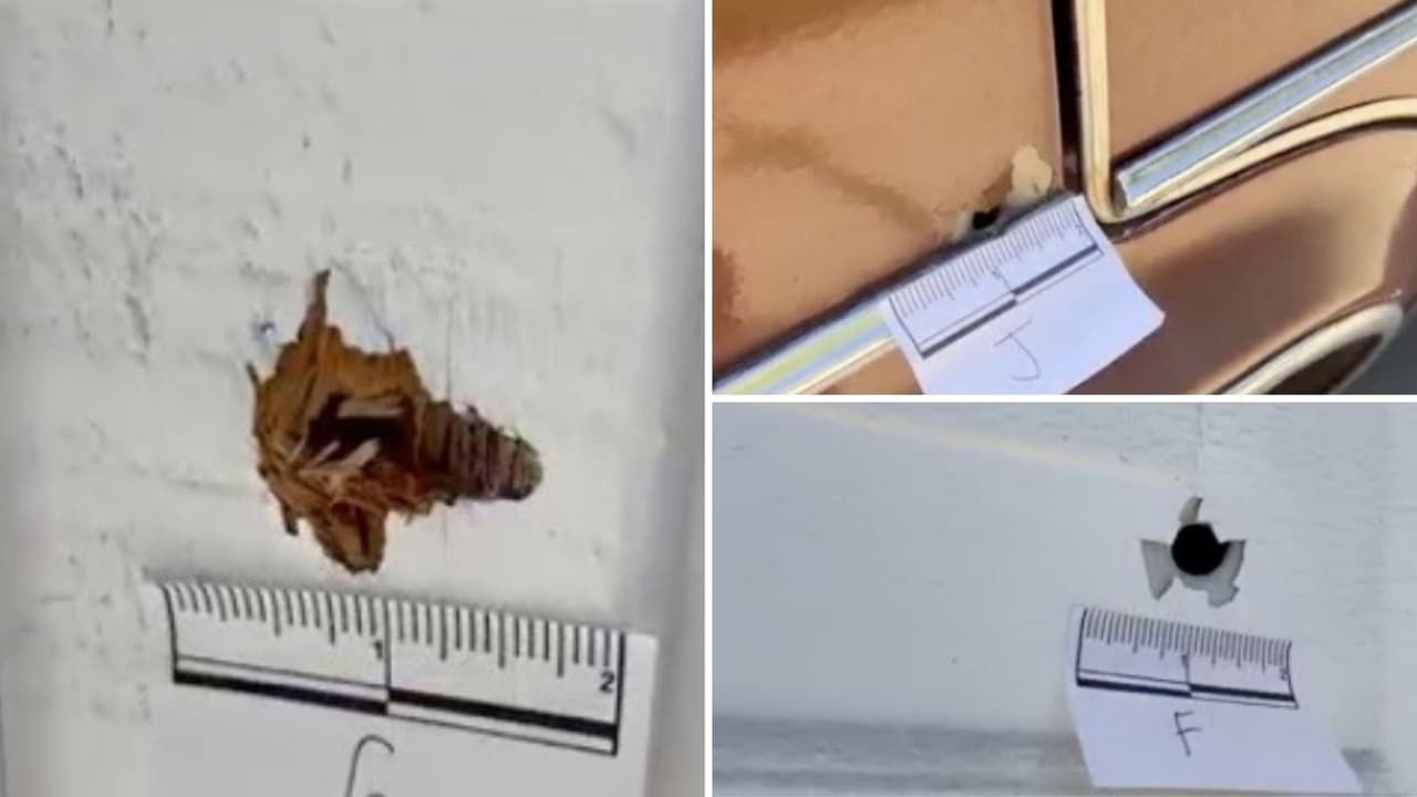 Orificios de bala se observan tras la balacera de este martes frente a la casa de Salvador.