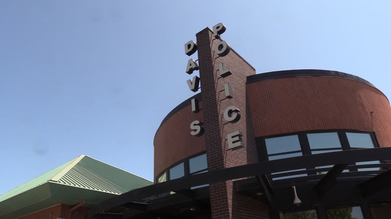 Policía de Davis busca a un hombre que intentó llevarse a un niño de 3 años que caminaba con su papá