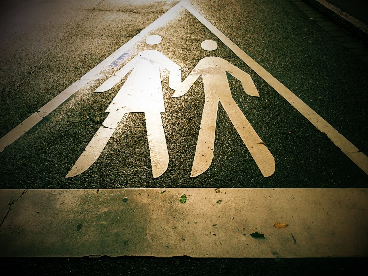 Vecinos y comerciantes de la zona aseguran que los conductores que viajan hacia el norte por Sepulveda bulevar a menudo intentan acelerar a través de la intersección hacia Sherman Way antes de que el semáforo aportado a la izquierda se ponga rojo.