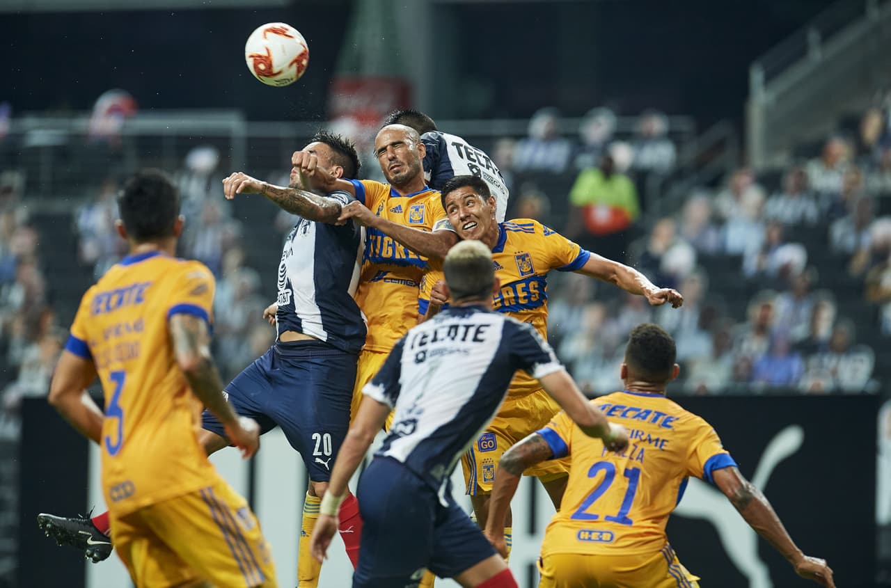 Bella imagen, lucha por el esférico en el aire