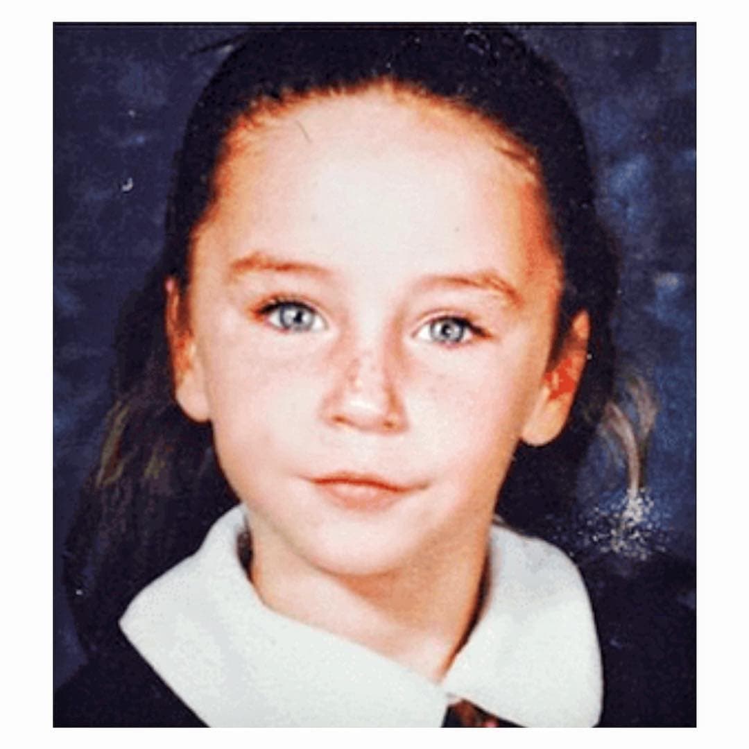 Los ojos azules que enseña esta niña en la foto escolar, podrían ser inconfundibles. Se trata de Inés Gómez Mont, quien también felicitó a todos los niños en su día.