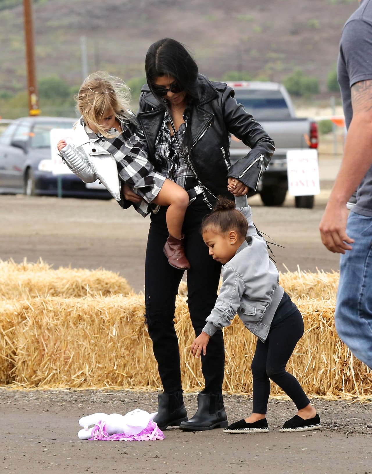 Nori estaba muy angustiada por su pony, que terminó en el pavimento.