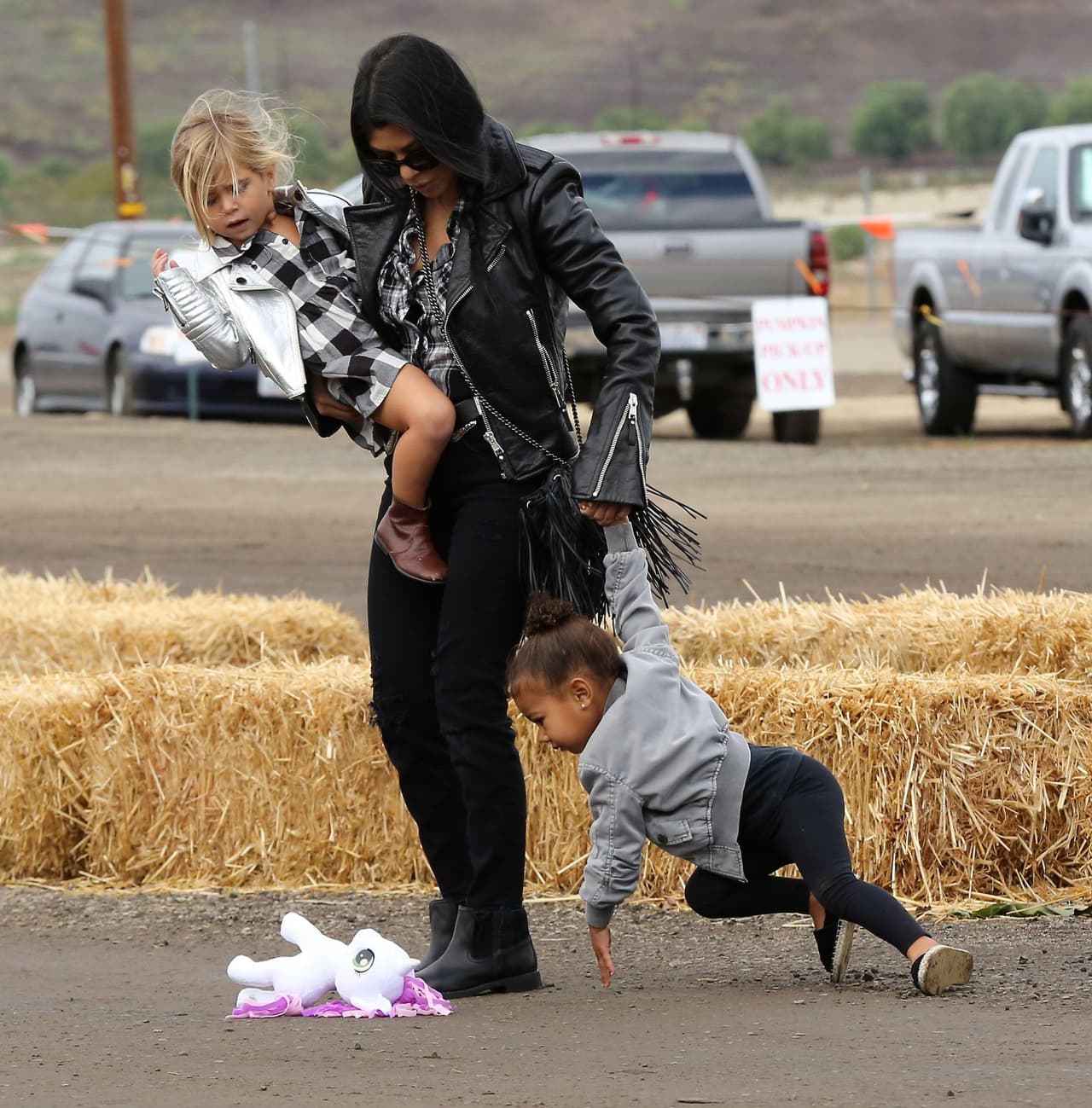 Kourt tuvo que detener su paso.