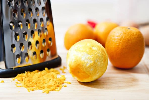 Mezcla en un bol el jugo de media naranja, 1 cucharada de ralladura de naranja, 1 diente de ajo picado, 1 cucharadita de mostaza tipo Dijon.