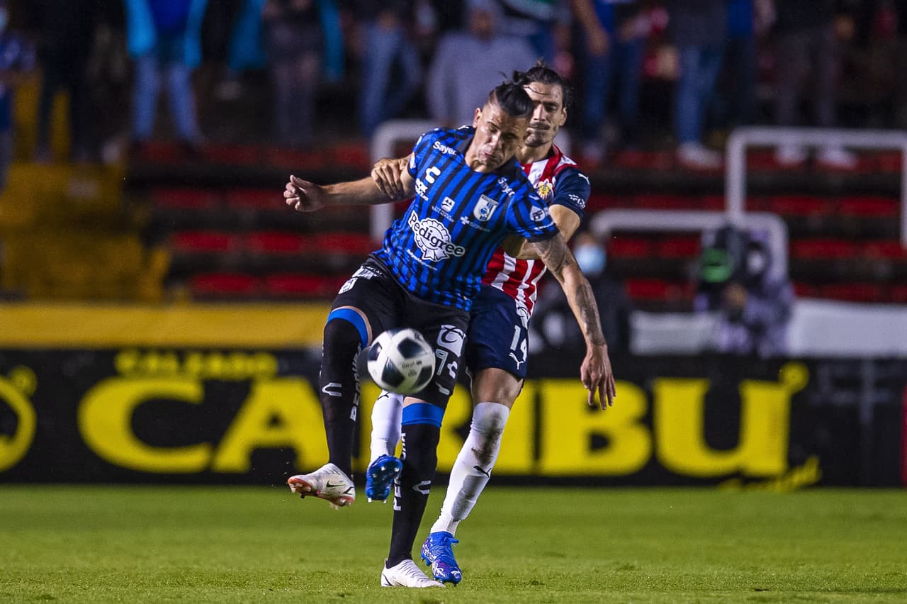 Jonathan Dos Santos es el héroe de la noche, ya que su solitario gol le da un valioso triunfo a Querétaro 1-0 sobre las Chivas.