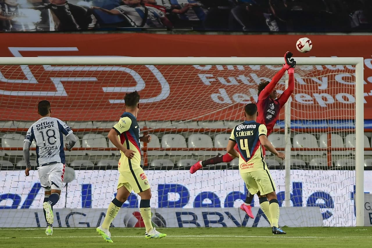 Los únicos momentos de peligro en el partido son durante las pelotas paradas de cada equipo.