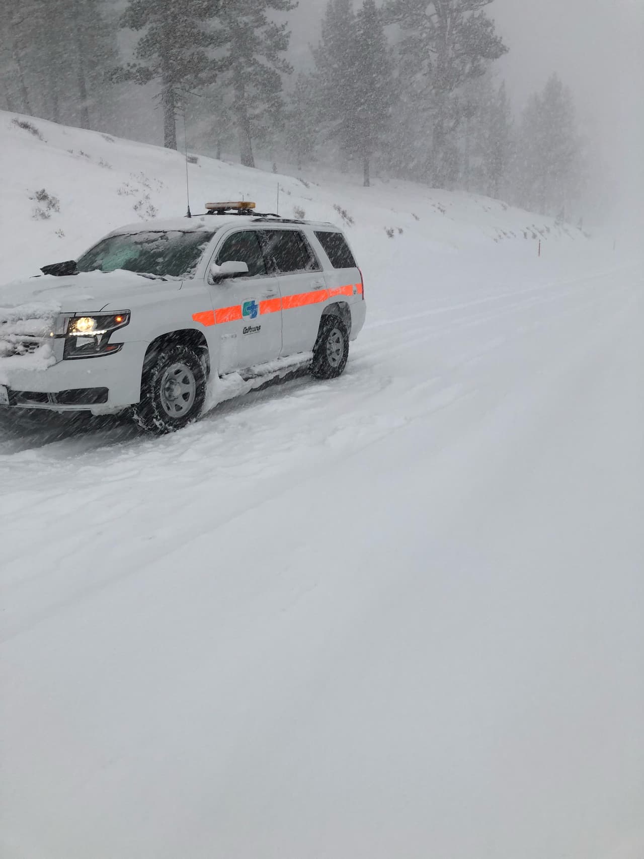"Si ve un camión de Caltrans no trate de sobrepasarlo", dijeron las autoridades.