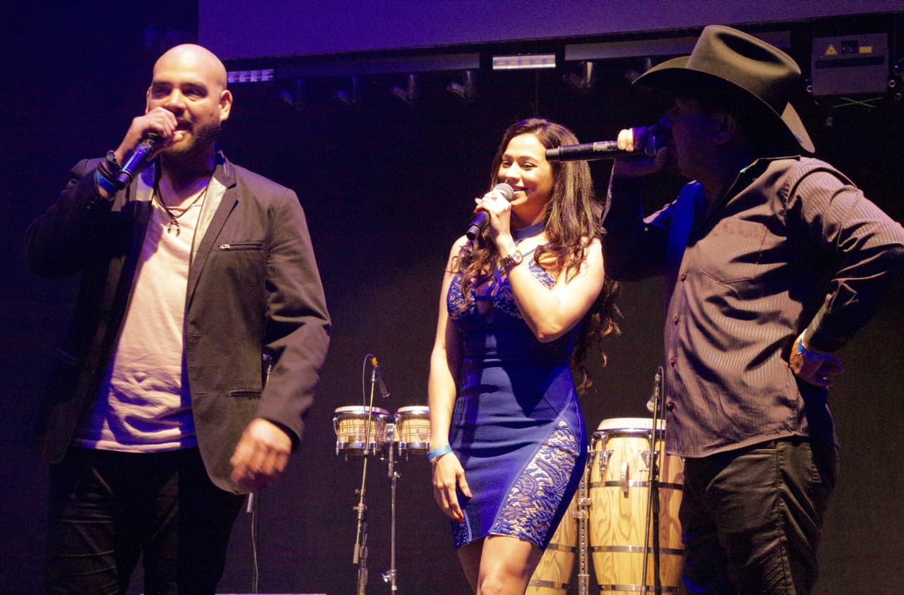 Los tres locutores disfrutaron con sus oyentes de una noche llena de muchas sorpresas.