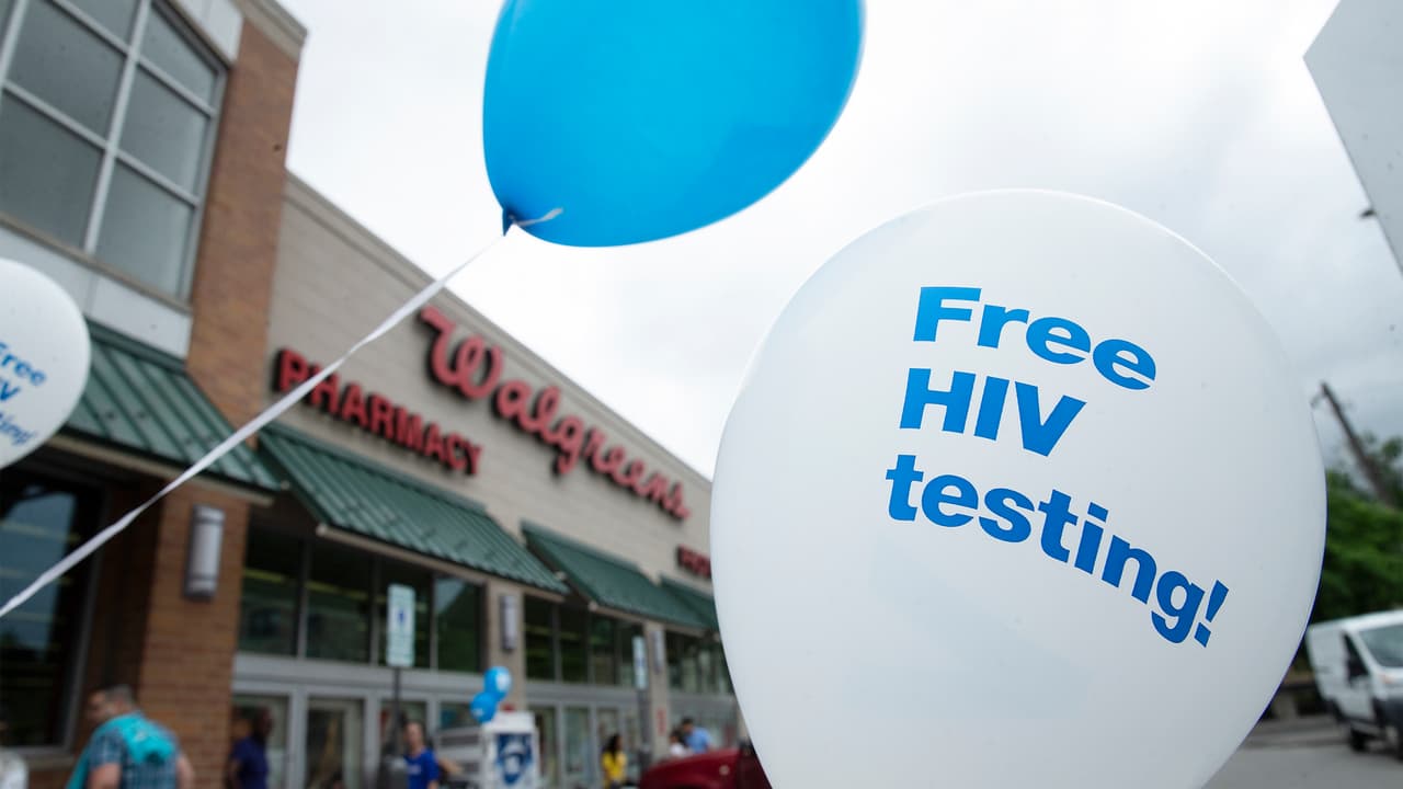 Ofrecen pruebas de VIH gratuitas en tiendas Walgreens en Chicago por el Día Nacional de la Prueba del SIDA