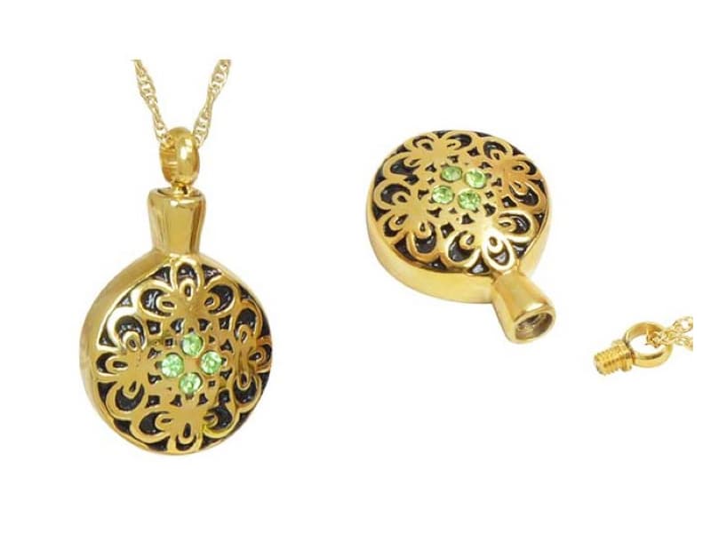 Baño de oro de 14 quilates, cuesta US$99.95 y puede ordenarlo con cristales de Swarovski. Usted puede introducir un poco de las cenizas de su ser querido con ayuda de un embudo, que viene incluido, y ponerle un poco de pegamento a la tapa rosca para que las cenizas queden protegidas.