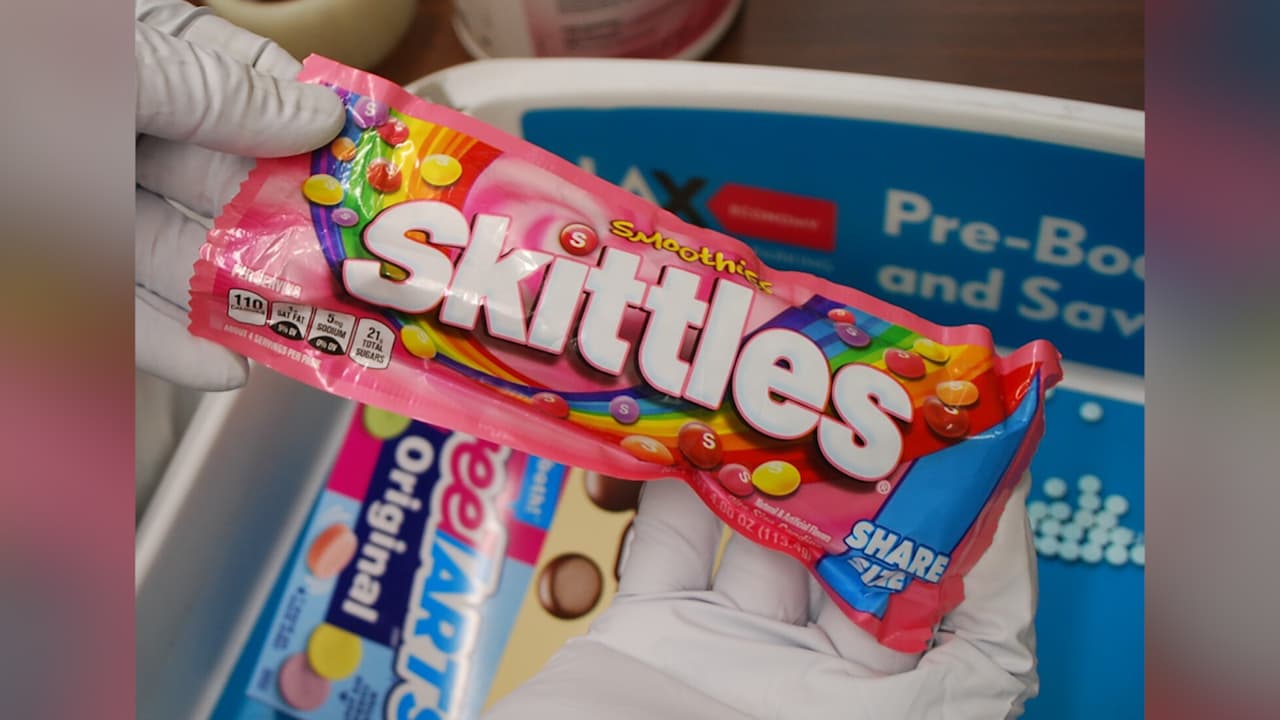Autoridades advierten sobre una droga mortal que podría caer en manos de los niños que está siendo traficada en paquetes de golosinas como Sweetarts, Skittles y Whoppers, tras el decomiso de12,000 pastillas de fentanilo en un aeropuerto de Estados Unidos.