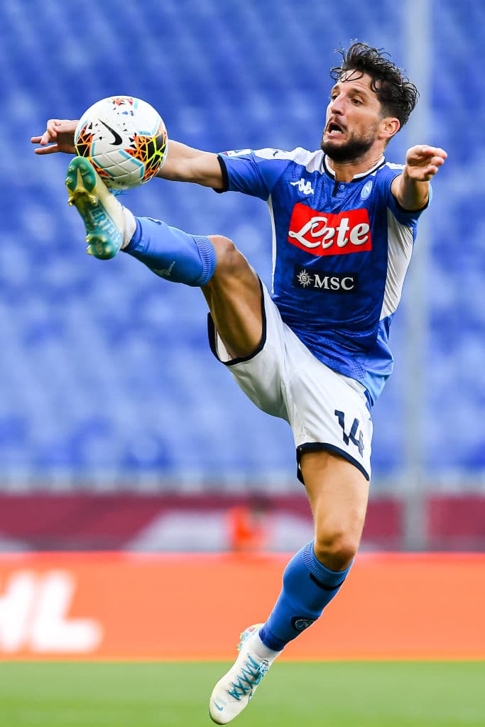 Mertens concluía algunas jugadas ofensivas, pero el balón se negaba a perforar el arco de Perin.