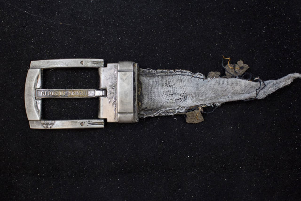 Cinturón Giorgio Armani encontrado el 30 de noviembre de 2012 en Los Palomas Ranch en el condado Brooks. Se cree que pertenecía a un hombre de entre 25 y 40 años.