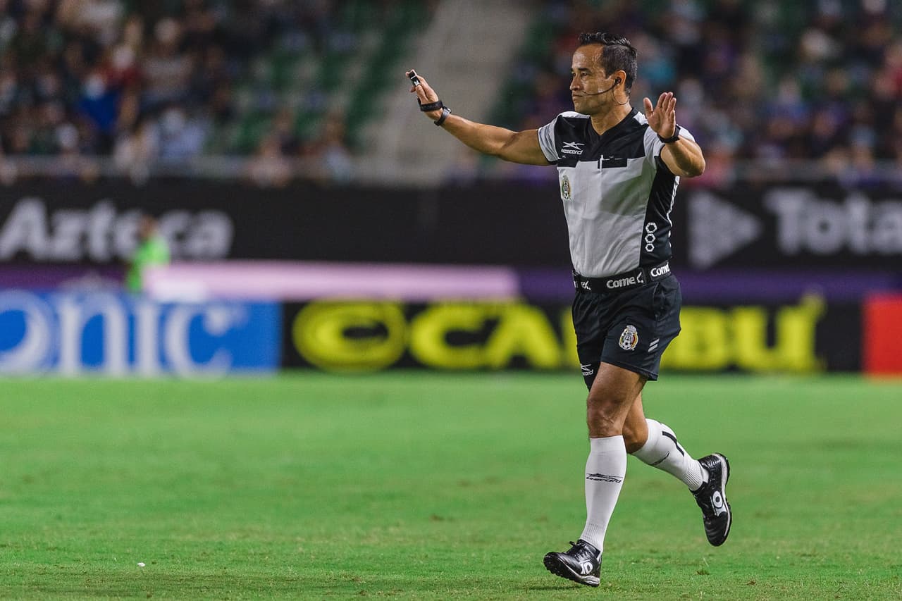 Pero tras la consulta con el VAR, el colegiado echaba para atrás su decisión, provocando la ira de Mazatlán y del Kraken.