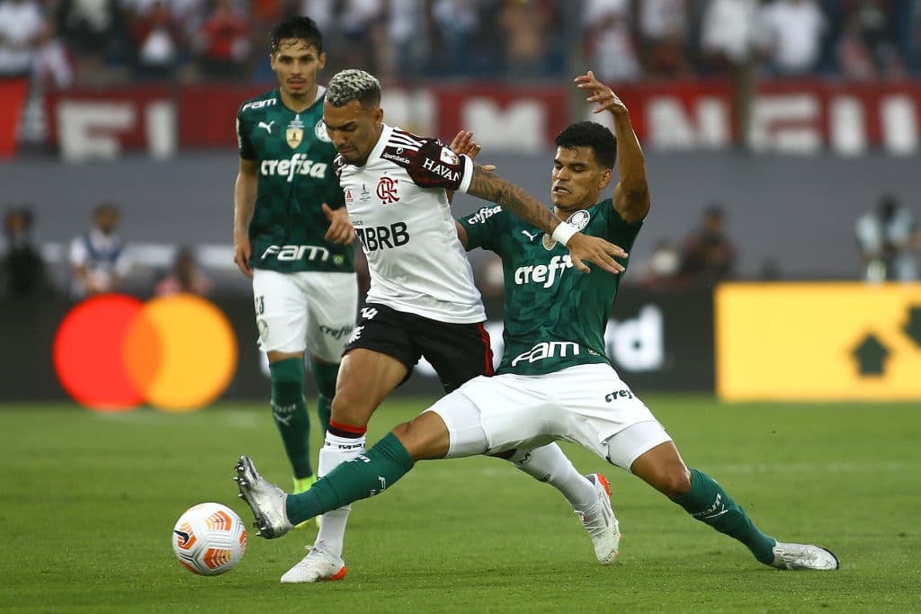Con un gol de Deyverson al minuto 95, Palemiras rompe el empate en los tiempos extras, vencen 2-1 al Flamengo y levantan el título de la Copa Libertadores por segundo año consecutivo.