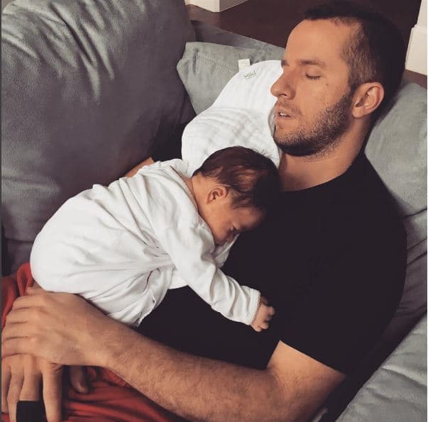 Awww, qué tierna esta imagen del enebeísta, quien es agresivo en la canha, pero todo un papá culeco en la casa.