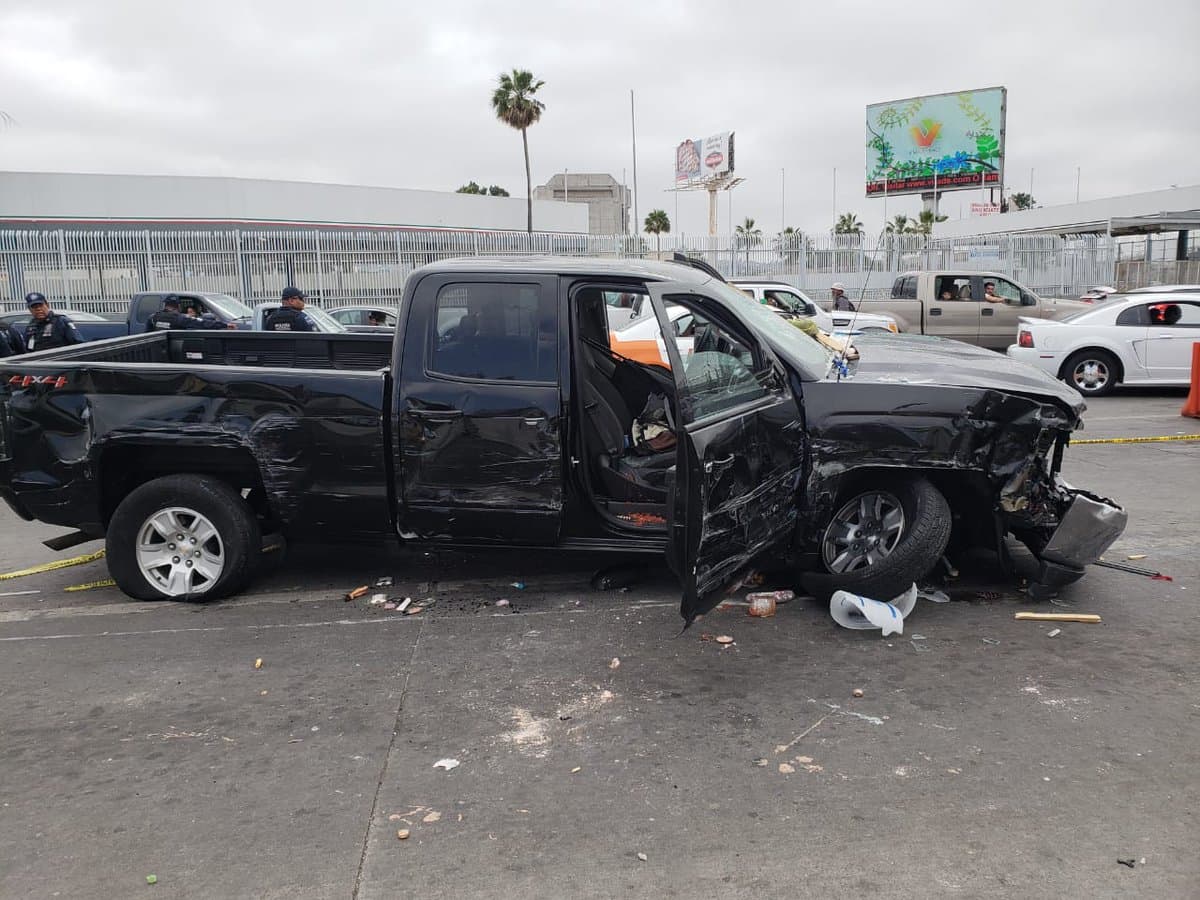 "Venía un gringo con una chava llena de sangre": camioneta atropella a 5 personas y choca 17 autos en garita fronteriza