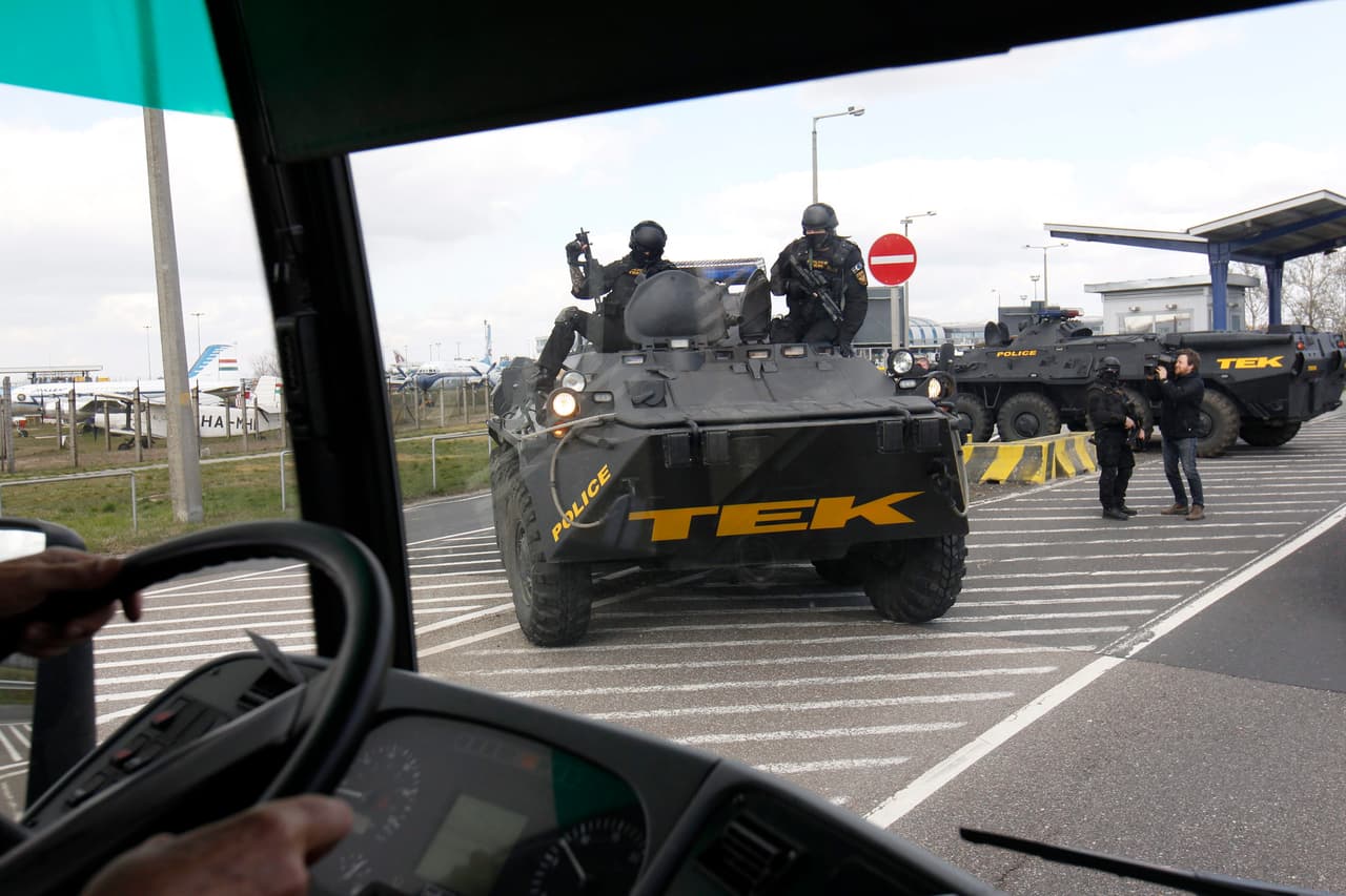 Vehículos de los equipos antiterrorismo fueron desplegados en otros aeropuertos, como el de Budapest. Foto de AP.