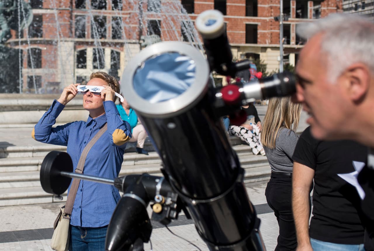 Phoenix recibirá 80% de cobertura. Se recomienda a todos los visitantes que lleguen temprano para no perderse el eclipse. El Arizona Science Center se ubica en el
<b>600 de E. Washington Street</b> en Phoenix. Para más información llama al teléfono (602) 716-2000.