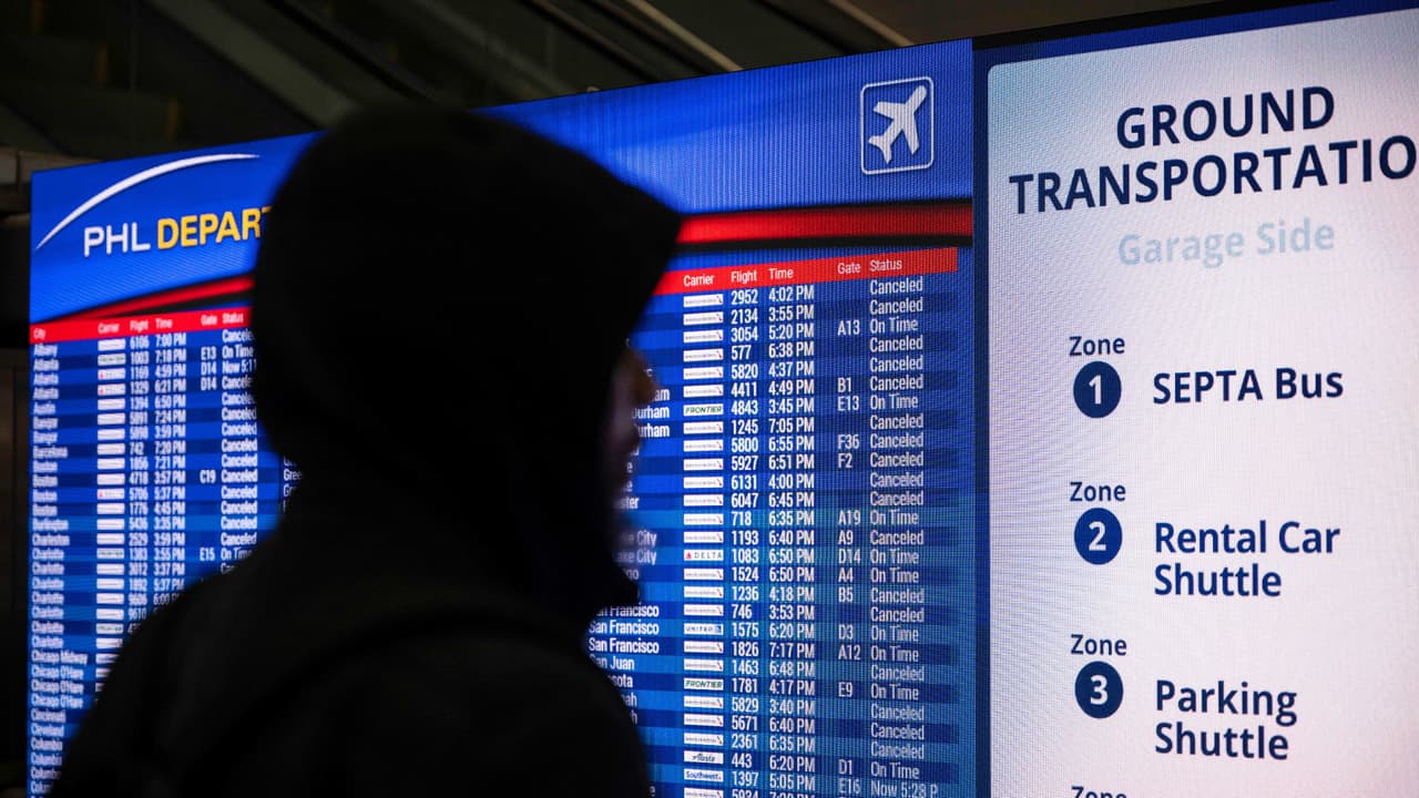 Cierran dos controles de seguridad más en aeropuerto de Filadelfia por falta de personal