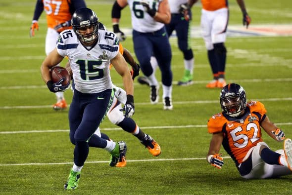 Los Seahawks, con un fútbol "total", el que había trabajado el entrenador del equipo durante toda la temporada regular, el veterano Pete Carroll, derrotaron por paliza de 43-8 a los Broncos, la mejor ofensiva de liga, con el mariscal de campo Peyton Manning a la cabeza. No habían pasado ni 12 segundos desde el comienzo del partido y los Seahawks ya hicieron historia con la anotación más rápida que se había dado jamás en un Super Bowl. Pero lo peor no fue el dejarse anotar dos puntos, sino la imagen de enfrentamiento entre Manning y el centro de origen mexicano Manny Ramírez, que no le dio bien al balón, y aunque el corredor Knowshon Moreno lo recuperó, lo hizo en la zona de protección. La mejor ofensiva de la NFL estaba paralizada, sin saber qué hacer, y ahí fue el comienzo y el final del partido disputado en el MetLife Stadium, de East Rutherford (Nueva Jersey), donde la temperatura fue de 43 grados. Malcom Smith recibió el premio de Jugador Más Valioso (MVP), el octavo defensor que lo consigue en un partido de Super Bowl y el tercer apoyador. Carroll, de 61 años, el tercer entrenador con más edad de la NFL que ganó un Super Bowl, se convirtió en el tercer entrenador que logra los dos títulos de campeón universitario de la NCAA con el equipo de USC y ahora los Seahawks en la NFL.