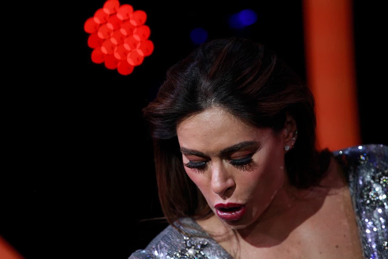 Llevó sus ojos y labios en tonos lilas, "colores fríos para contrastar con la piel y todo el atuendo”, finalizó el maquillista.