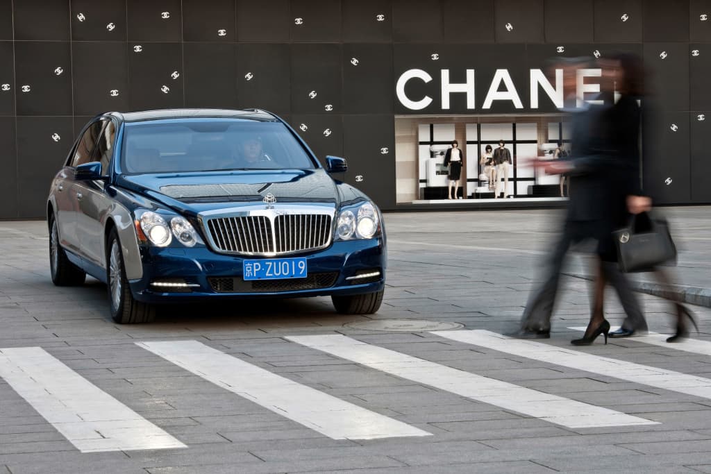 El nombre de Maybach 62 hace referencia a su longitud en metros: 6.16 m. Su motor es 
<b>un V12 de 550 caballos de fuerza</b>. Cuando salió a la venta, este auto tenía un precio de estimado de 300,000 dólares y estaba destinado para competir con los modelos de Rolls-Royce y Bentley. Una ambición que nunca logró hacer realidad.