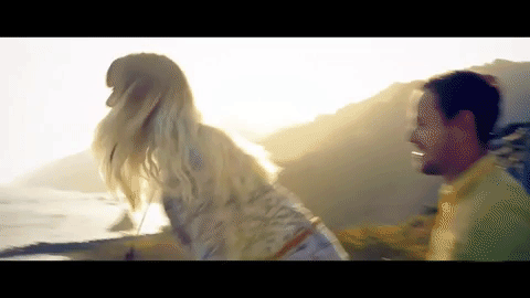 El video combina imágenes de los famosos con varias románticas propuestas de boda, como ésta en la playa.