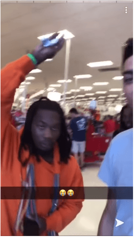 El rapero Offset suma un nuevo lío 
<a href="https://www.aztecaamerica.com/notas/entretenimiento/290786/offset-esposo-de-cardi-b-arrestado-por-posesion-de-un-arma-en-georgia" target="_blank">con las autoridades</a>. En esta ocasión, por un incidente con un fan.