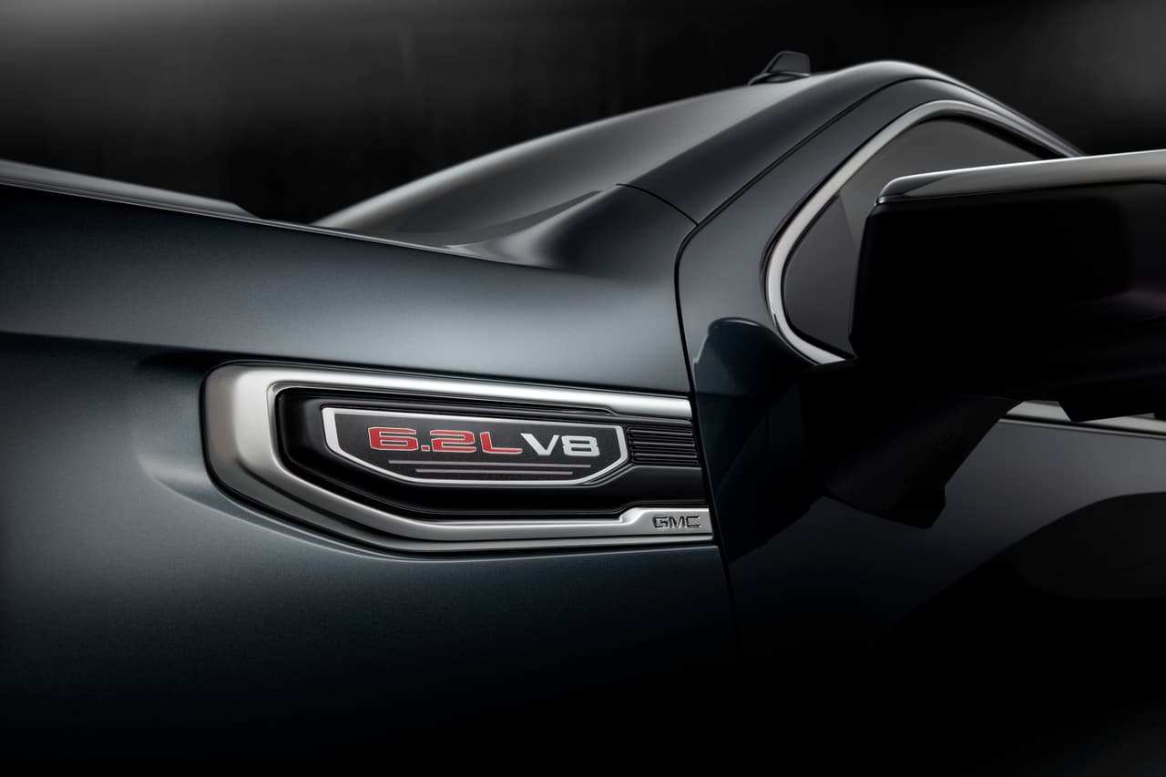 Estarán 
<b>disponibles tres motores:</b> V8 de 6.2 litros, V8 de 5.3 litros (ambos con sistema de desactivación de cilindros) y un Duramax L6 turbodiesel de 3.0 litros. Los propulsores de ocho cilindros vendrán con transmisión automática de 10 velocidades.