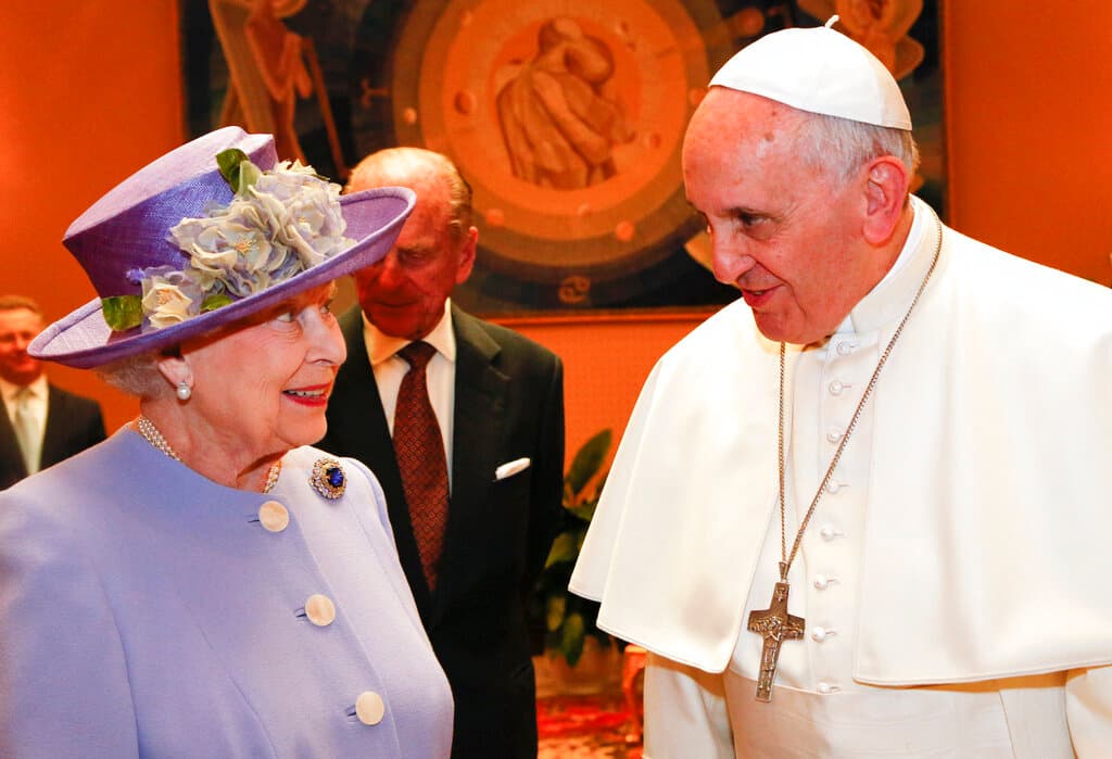 La monarca también conoció a cuatro papas, comenzando con Pío XII, quien era pontífice en 1951, el año en que ella asumió el trono. En la imagen, la reina conversa con el papa Francisco en El Vaticano el 3 de abril de 2014.