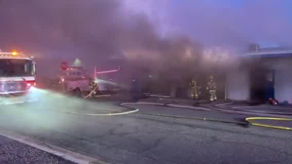 Bomberos atienden una emergencia en Phoenix por un incendio en un edificio