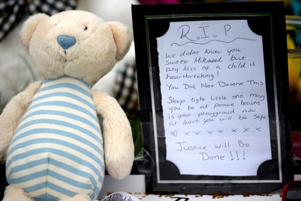 La madre del niño escocés de 3 años de edad cuya desaparición provocó una intensa búsqueda por parte de la policía y más de dos centenares de voluntarios, fue acusada el sábado de su muerte, según la prensa británica.