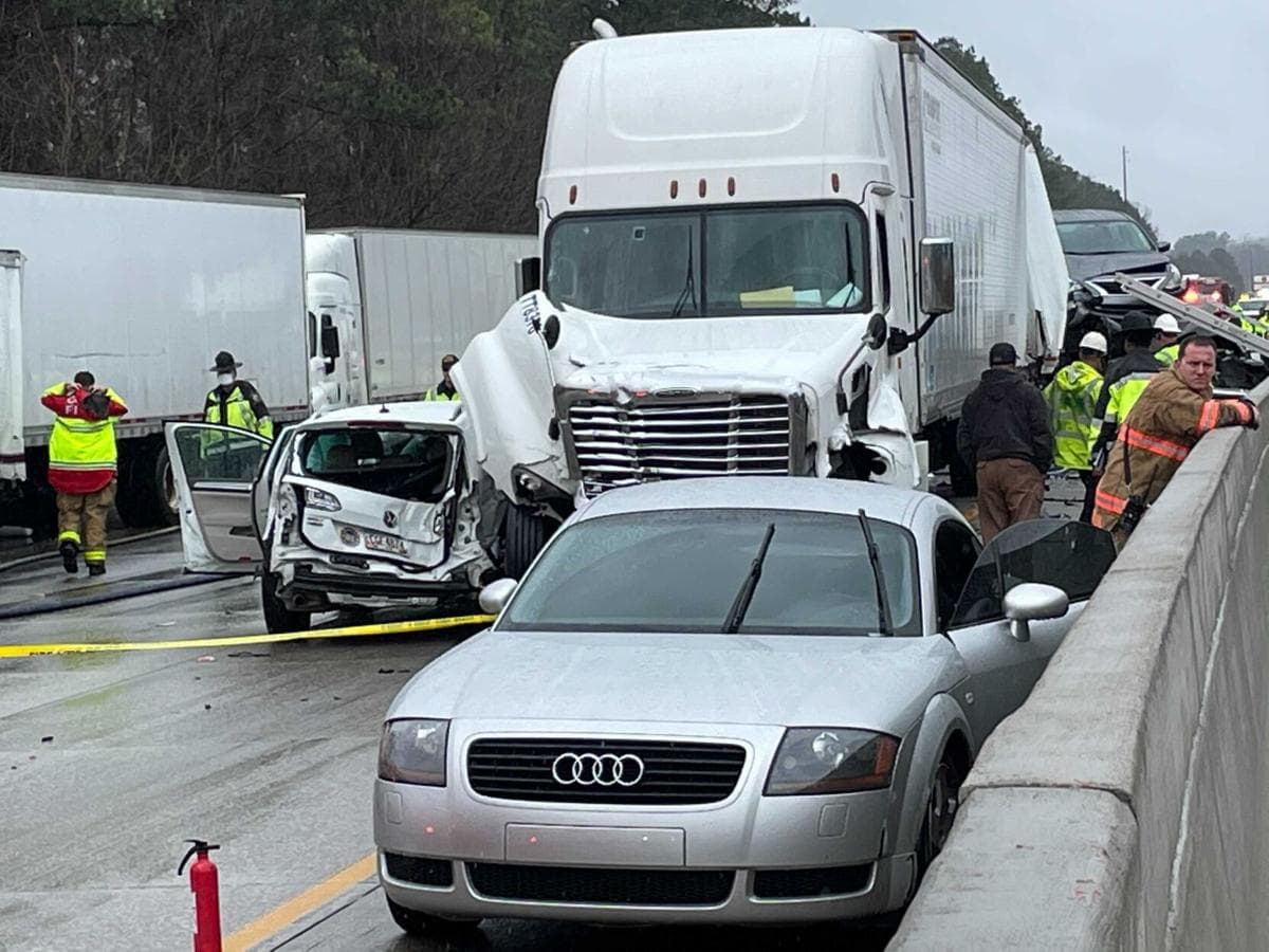 Los carriles en dirección norte de la I-75 estarán cerrados durante al menos 6 horas, informó la policía.