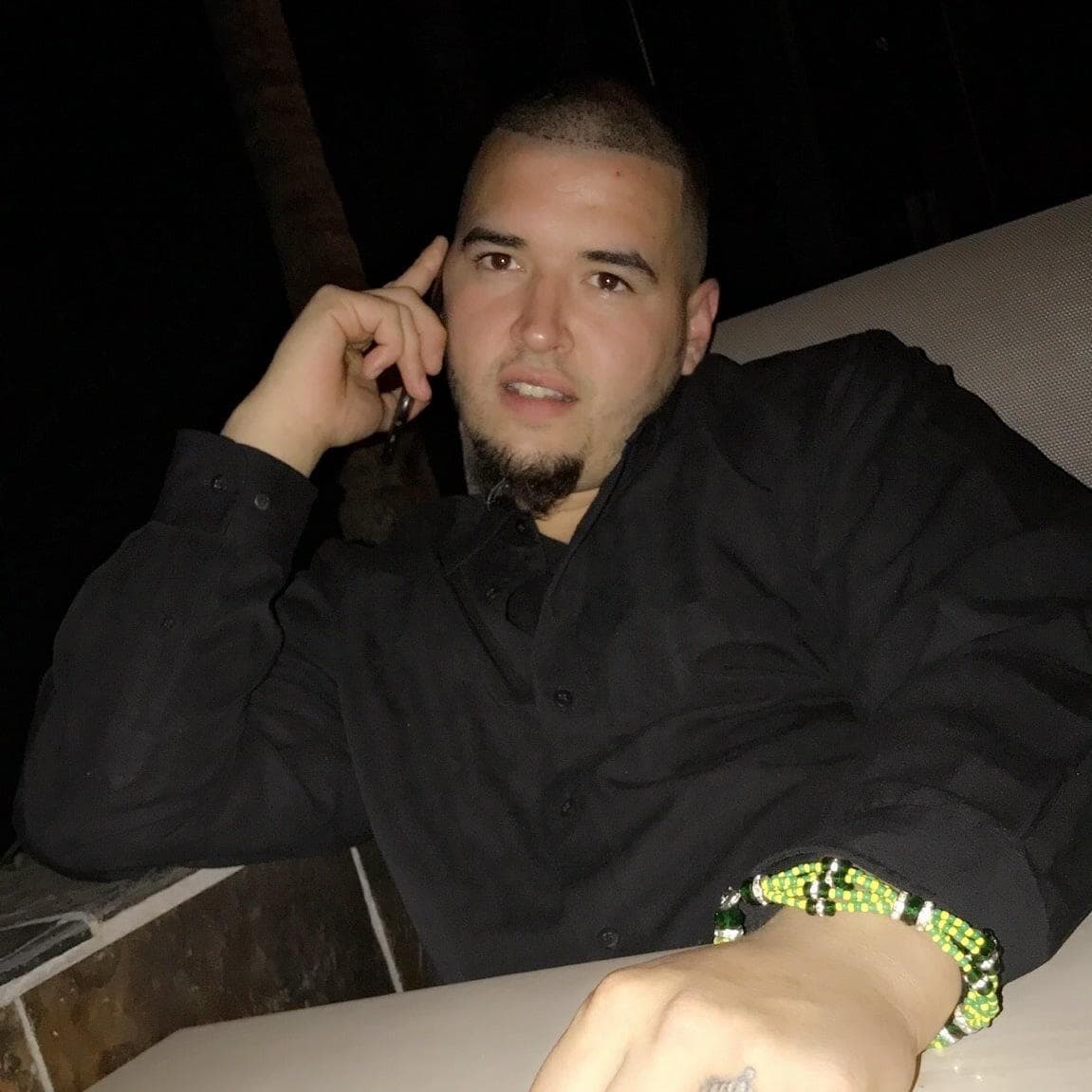 Los paramédicos al llegar encontraron al joven tirado en el suelo de la puerta de su casa y lo trasladaron al Hospital Jackson Memorial, en donde murió horas después.