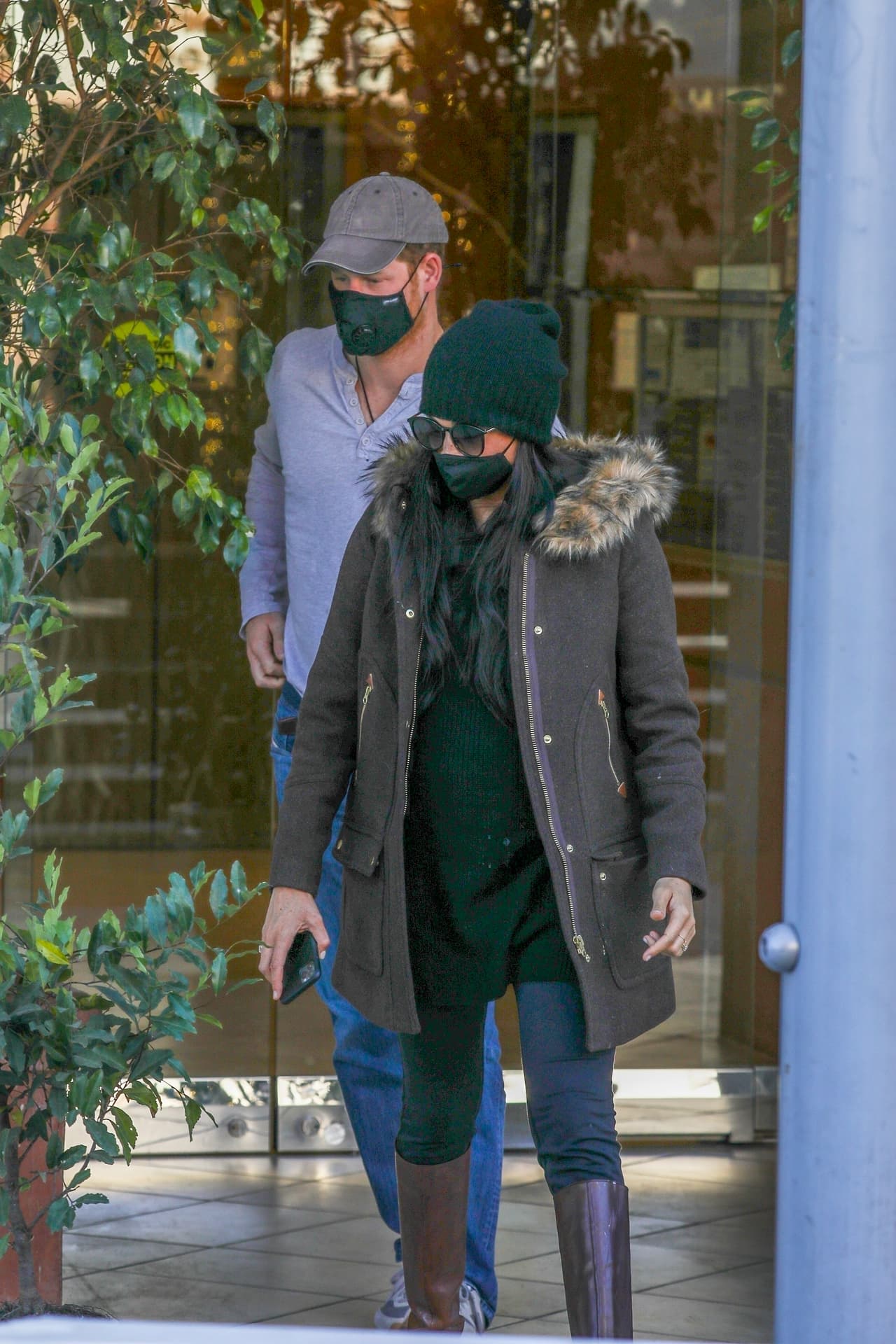 Primero vivieron en Beverly Hills y en junio se mudaron a 
<b><a href="https://www.univision.com/famosos/lo-que-sabemos-de-la-nueva-mansion-de-meghan-markle-y-el-principe-harry-en-santa-barbara-fotos" target="_blank">una mansión que compraron</a> </b>en el área de Santa Bárbara. 
<br>