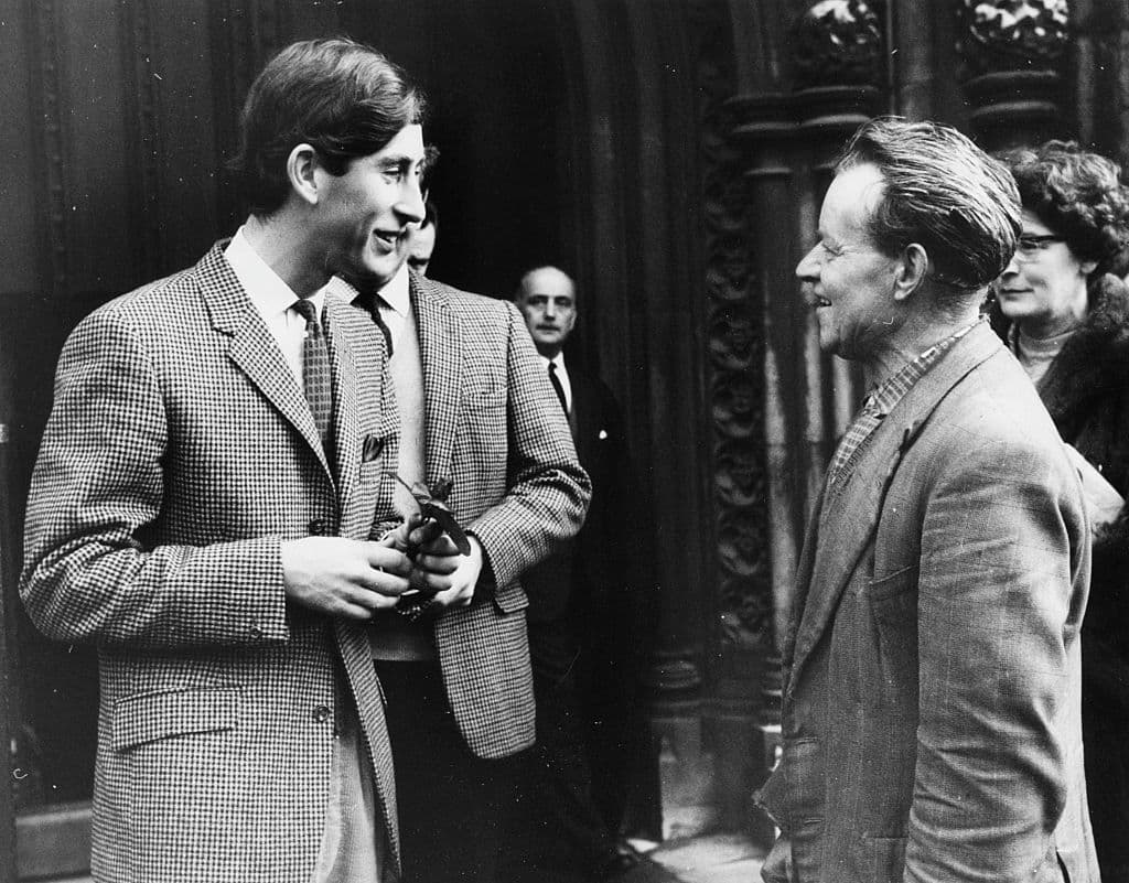 El Príncipe Carlos fue el primero de su familia en estudiar en la Universidad de Cambridge. En esta fotografía, Carlos (a la izquierda) habla con el jardinero de la iglesia, después de un servicio conmemorativo del cumpleaños del príncipe fuera de la Iglesia de Great St Mary's, de la Universidad de Cambridge, 14 de noviembre de 1967.