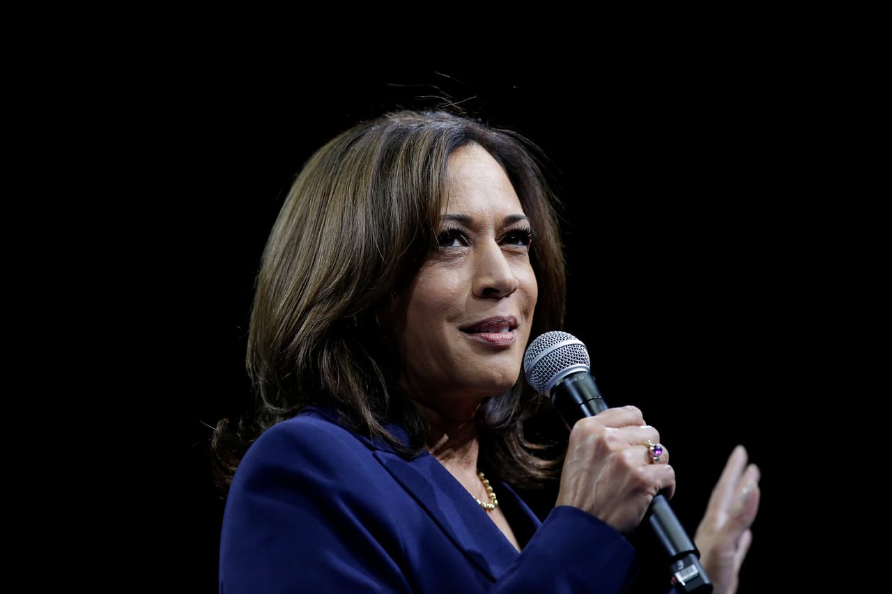 <b>KAMALA HARRIS, senadora federal demócrata por California</b>. Harris, quien se desempeño como procuradora general de California sería la primera mujer, de ascedencia asiática y afroamericana, en convertirse en presidenta de Estados Unidos. En sus propuestas destaca apostar por incentivos fiscales para combatir el cambio climático y reducir el uso de los autos de combustible, revertiría el recorte de impuestos aprobado por el gobierno de Trump para dar un crédito a las familias en sus devoluciones de impuestos de hasta 6,000 dólares. También apoyo un incremento al salario mínimo de hasta 15 dólares la hora y para los maestros. En inmigración, Harris planea expandir el programa DACA y ofrecer un estatus legal a sus beneficiarios mediante una orden ejecutiva.