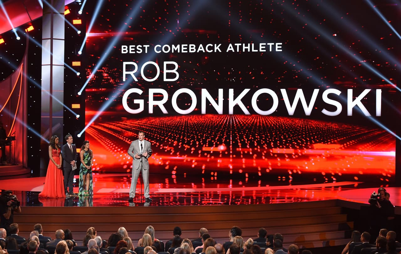 El #87 de los Pats le dijo a sus amigos que las heridas le han pasado factura, y que estaba reflexionando sobre el rumbo su carrera incluso antes del Super Bowl, de acuerdo a ESPN.