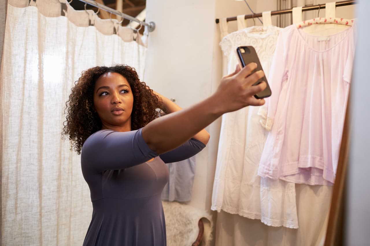 Fingir ser alguien más sólo por querer encajar con un grupo de personas es una de las peores cosas que se puede hacer. Mostrarse como realmente se es, cautivará a la gente alrededor. 
<br>