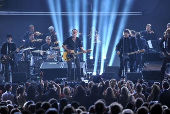 La ceremonia de los premios GRAMMY se volvió emotiva al recordar a la cantante Whitney Houston.