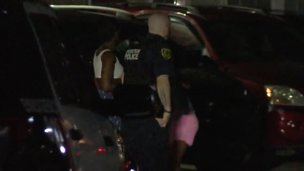 Tumban la puerta y matan a balazos a madre de familia en el oeste de Houston